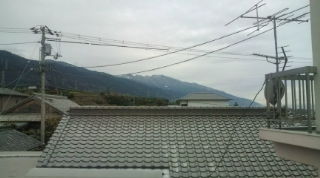 山に雪が…