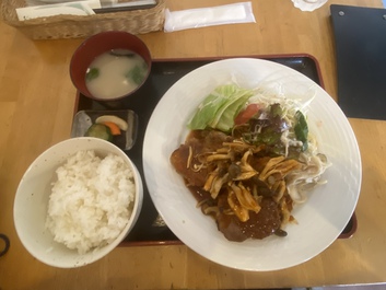 12時には満席だよ洋食屋さん 12時には満席だよ洋食屋さん