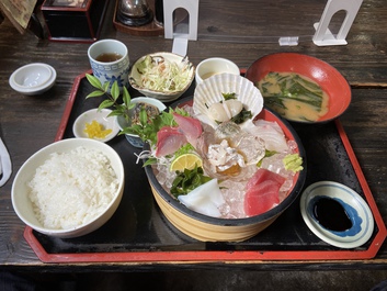 やっと倉庫みたいなお店に やっと倉庫みたいなお店に