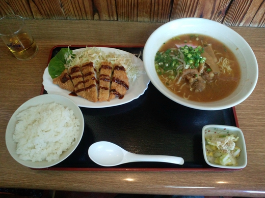 母の屋(おものや) ラーメン定食 白鳥 母の屋(おものや) ラーメン定食 白鳥