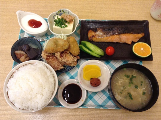 かあさん食堂おひるや 焼鮭定食 丸亀 かあさん食堂おひるや 焼鮭定食 丸亀