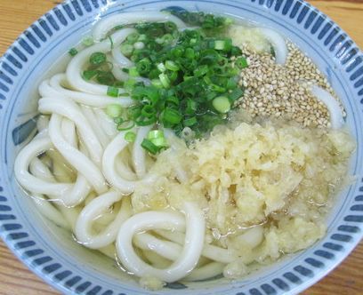 「ゆうちゃん弁当」(障害者支援施設)と、その向かいの「さか枝・本店」 「ゆうちゃん弁当」(障害者支援施設)と、その向かいの「さか枝・本店」