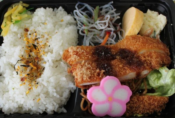 「ゆうちゃん弁当」(障害者支援施設)と、その向かいの「さか枝・本店」 「ゆうちゃん弁当」(障害者支援施設)と、その向かいの「さか枝・本店」