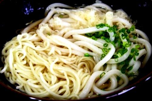 Ａ君と一緒に、朝うどんを食べに