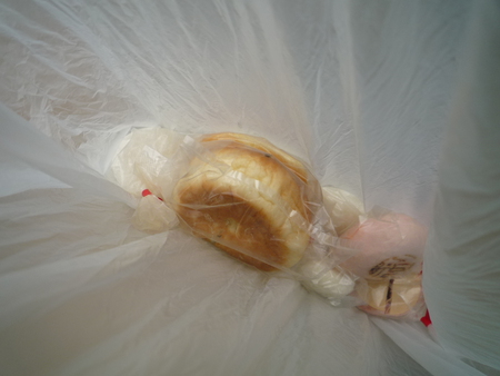 棟上式で餅投げ