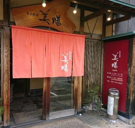 食事の写真は、場を考えて撮らないとね。 食事の写真は、場を考えて撮らないとね。