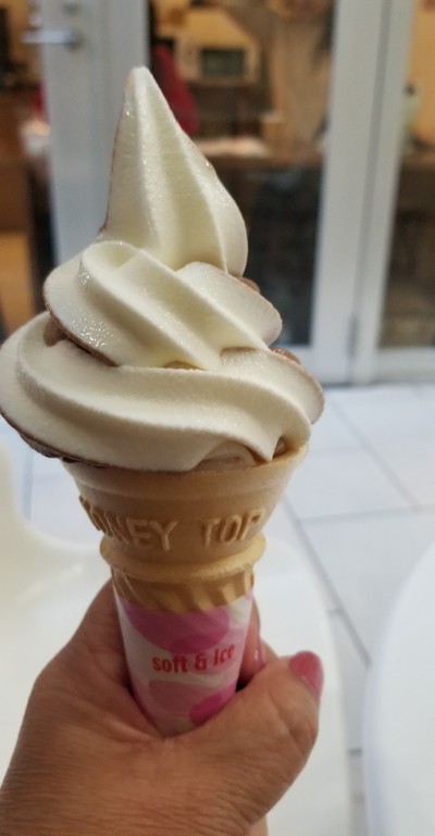 ジジババ、うしおじさんでソフトクリームを食べる。 ジジババ、うしおじさんでソフトクリームを食べる。