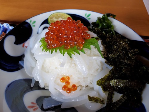 カフェで生シラス丼とイクラ・イカ丼だなんてね! カフェで生シラス丼とイクラ・イカ丼だなんてね!