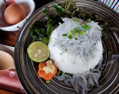 カフェで生シラス丼とイクラ・イカ丼だなんてね! カフェで生シラス丼とイクラ・イカ丼だなんてね!