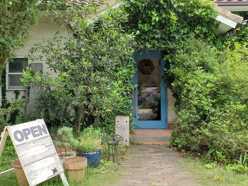 青いドアの峠のカフェ「ゆるりと」 青いドアの峠のカフェ「ゆるりと」