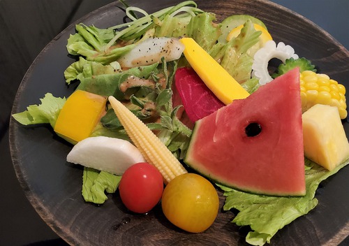 コージーカフェのサラダは、20種類の野菜入り コージーカフェのサラダは、20種類の野菜入り
