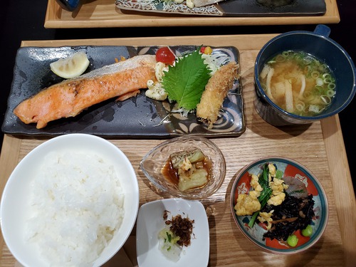 「Cafe Baron」では、必ず焼き魚の鮭をチョイス 「Cafe Baron」では、必ず焼き魚の鮭をチョイス