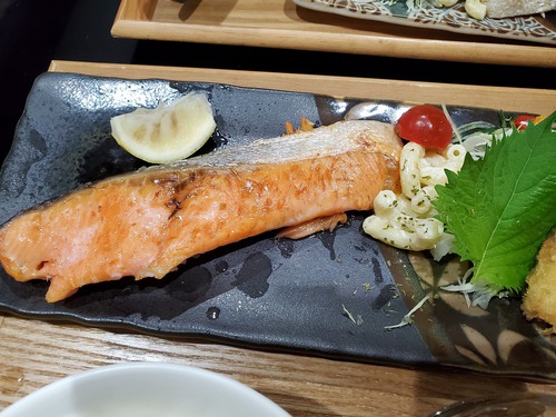 「Cafe Baron」では、必ず焼き魚の鮭をチョイス 「Cafe Baron」では、必ず焼き魚の鮭をチョイス