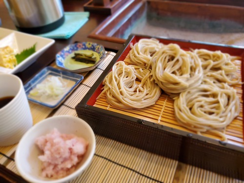 ぞくぞくと客が来るそば処「おいで家」 ぞくぞくと客が来るそば処「おいで家」