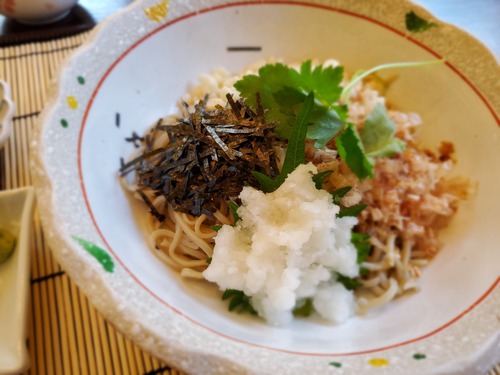 ぞくぞくと客が来るそば処「おいで家」 ぞくぞくと客が来るそば処「おいで家」