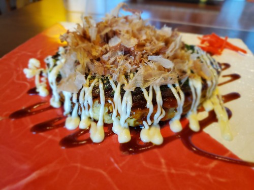 芸術のようなお好み焼きソースのマヨネーズかけ 芸術のようなお好み焼きソースのマヨネーズかけ