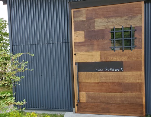 友人たちとおしゃれなカフェで優雅なランチタイム 友人たちとおしゃれなカフェで優雅なランチタイム