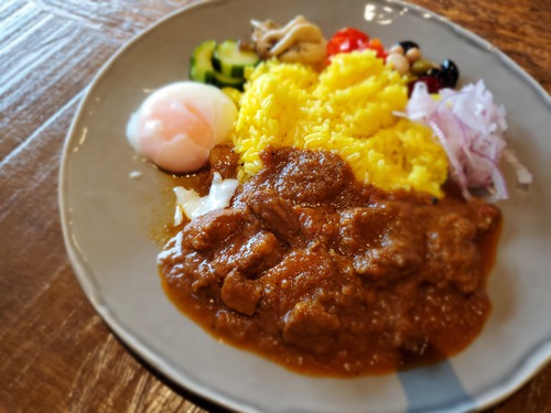 友人たちとおしゃれなカフェで優雅なランチタイム 友人たちとおしゃれなカフェで優雅なランチタイム