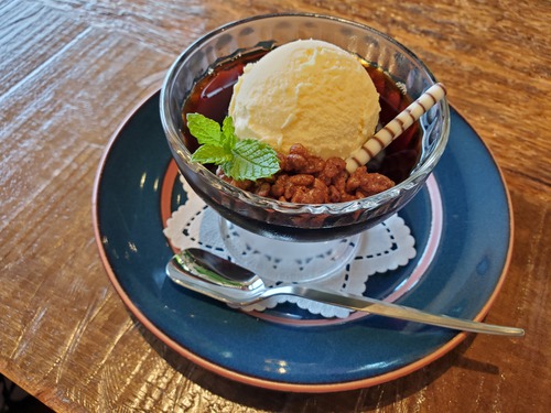 友人たちとおしゃれなカフェで優雅なランチタイム 友人たちとおしゃれなカフェで優雅なランチタイム