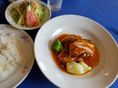 居心地のいいレストランに違いない。 居心地のいいレストランに違いない。