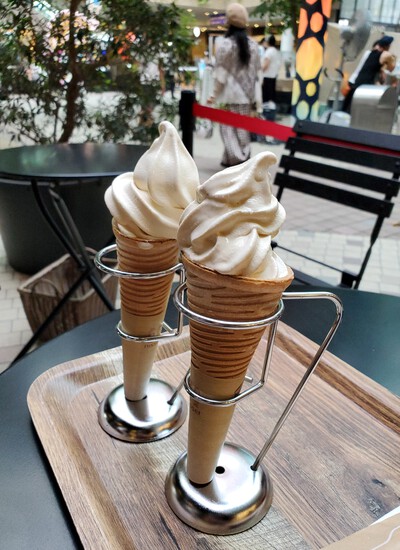 丸亀町グリーンのアンブレラの下でソフトクリームを食べる。 丸亀町グリーンのアンブレラの下でソフトクリームを食べる。