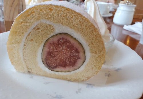 森のカフェで無花果のロールケーキを食べる。 森のカフェで無花果のロールケーキを食べる。
