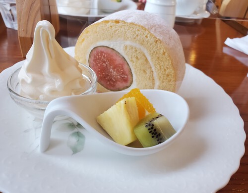 森のカフェで無花果のロールケーキを食べる。 森のカフェで無花果のロールケーキを食べる。