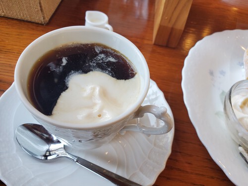 森のカフェで無花果のロールケーキを食べる。 森のカフェで無花果のロールケーキを食べる。