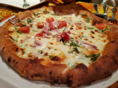 ピザを食べに行った。 ピザを食べに行った。