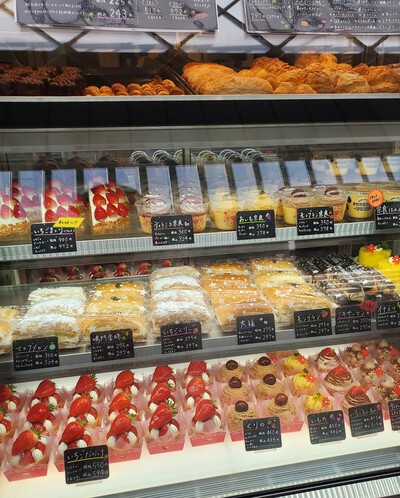 ミキサーマンのエクレアとシュークリームを食べ比べてみた。 ミキサーマンのエクレアとシュークリームを食べ比べてみた。