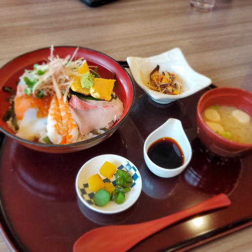 温泉のレストランで海鮮丼を食べる。 温泉のレストランで海鮮丼を食べる。