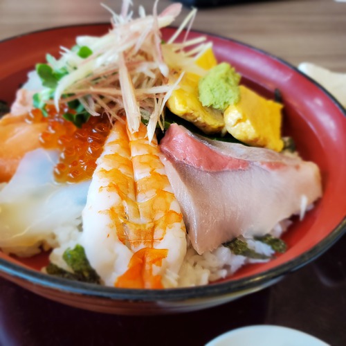 温泉のレストランで海鮮丼を食べる。 温泉のレストランで海鮮丼を食べる。