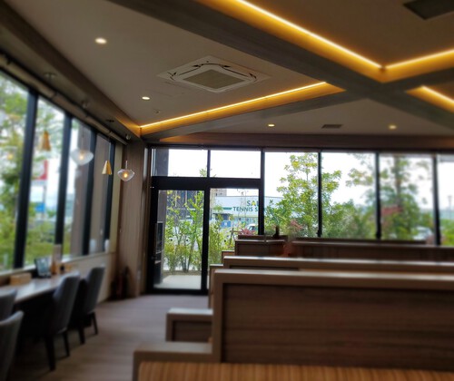 温泉のレストランで海鮮丼を食べる。 温泉のレストランで海鮮丼を食べる。