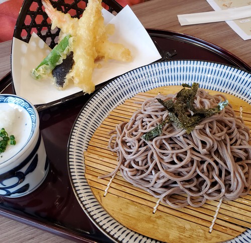 温泉のレストランで海鮮丼を食べる。 温泉のレストランで海鮮丼を食べる。