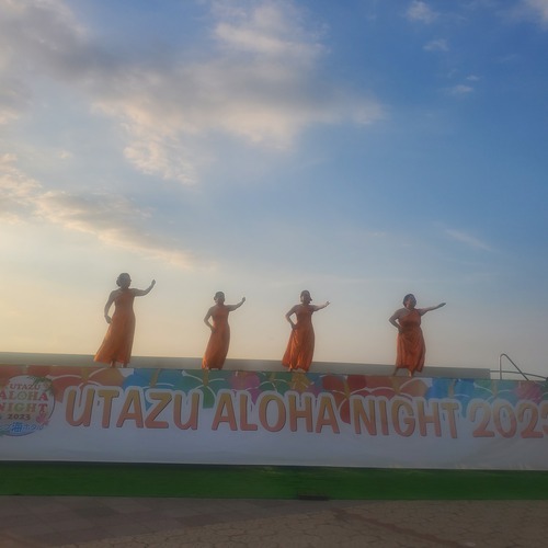 サンセットを背景に踊るフラガール サンセットを背景に踊るフラガール