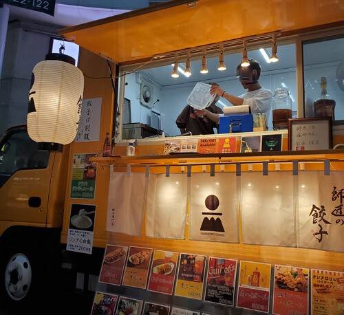 丸亀町ドーム広場で餃子を食べる。 丸亀町ドーム広場で餃子を食べる。