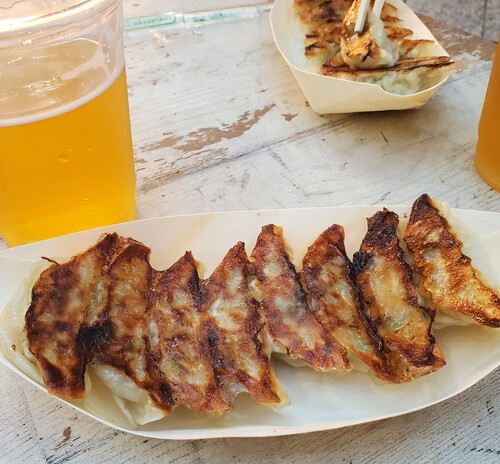 丸亀町ドーム広場で餃子を食べる。 丸亀町ドーム広場で餃子を食べる。