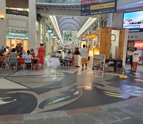 丸亀町ドーム広場で餃子を食べる。 丸亀町ドーム広場で餃子を食べる。