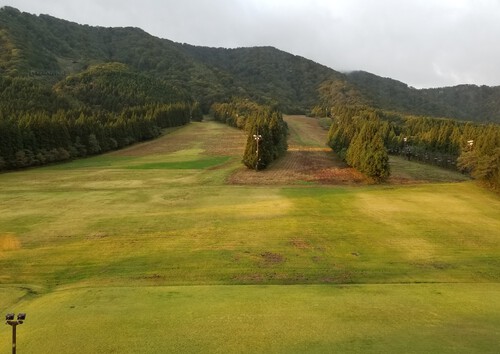 湧き水がつくる滝、毎日5万トンの湧き水 湧き水がつくる滝、毎日5万トンの湧き水