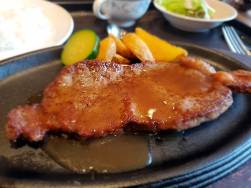 偶然に行くと月一の牛ロースステーキの日だった。 偶然に行くと月一の牛ロースステーキの日だった。