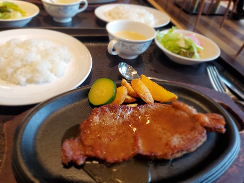偶然に行くと月一の牛ロースステーキの日だった。 偶然に行くと月一の牛ロースステーキの日だった。