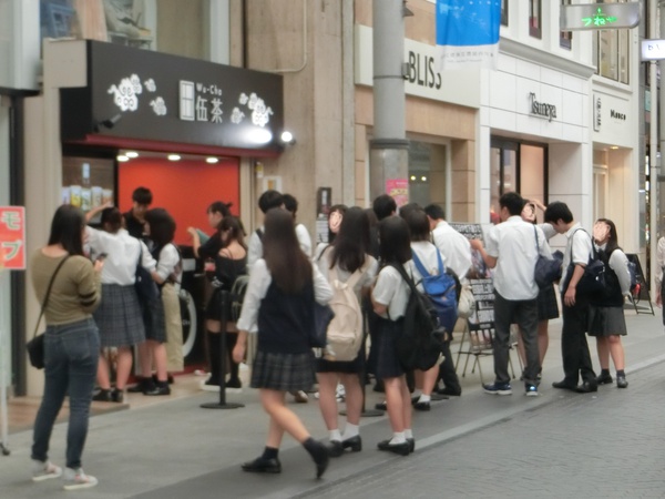 高校生の行列の訳は・・・ 高校生の行列の訳は・・・