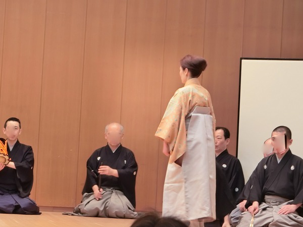 凛として舞う姿は、すごくカッコ良かった。 凛として舞う姿は、すごくカッコ良かった。
