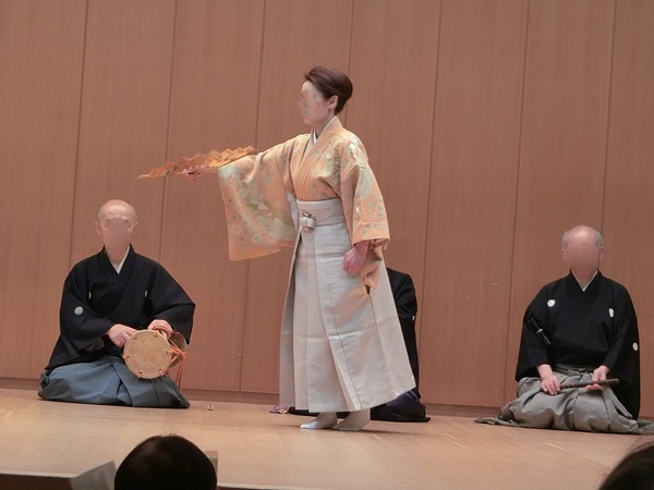 凛として舞う姿は、すごくカッコ良かった。 凛として舞う姿は、すごくカッコ良かった。