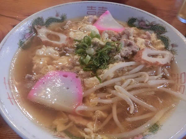 新春ウォーキングのあとはいこい食堂で親子中華そばを食べる。