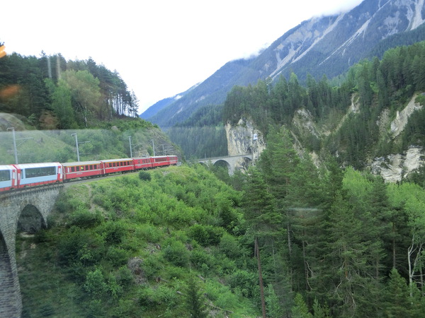 絶景列車の氷河特急パノラマカーに乗る。
