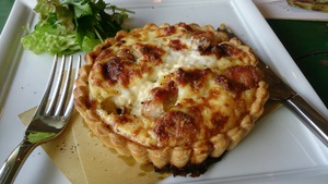 キッシュを食べる。