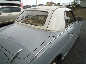 レトロ風な車・・・フィガロ