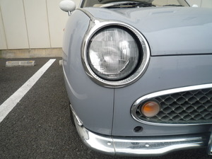 レトロ風な車・・・フィガロ