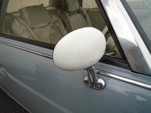 レトロ風な車・・・フィガロ